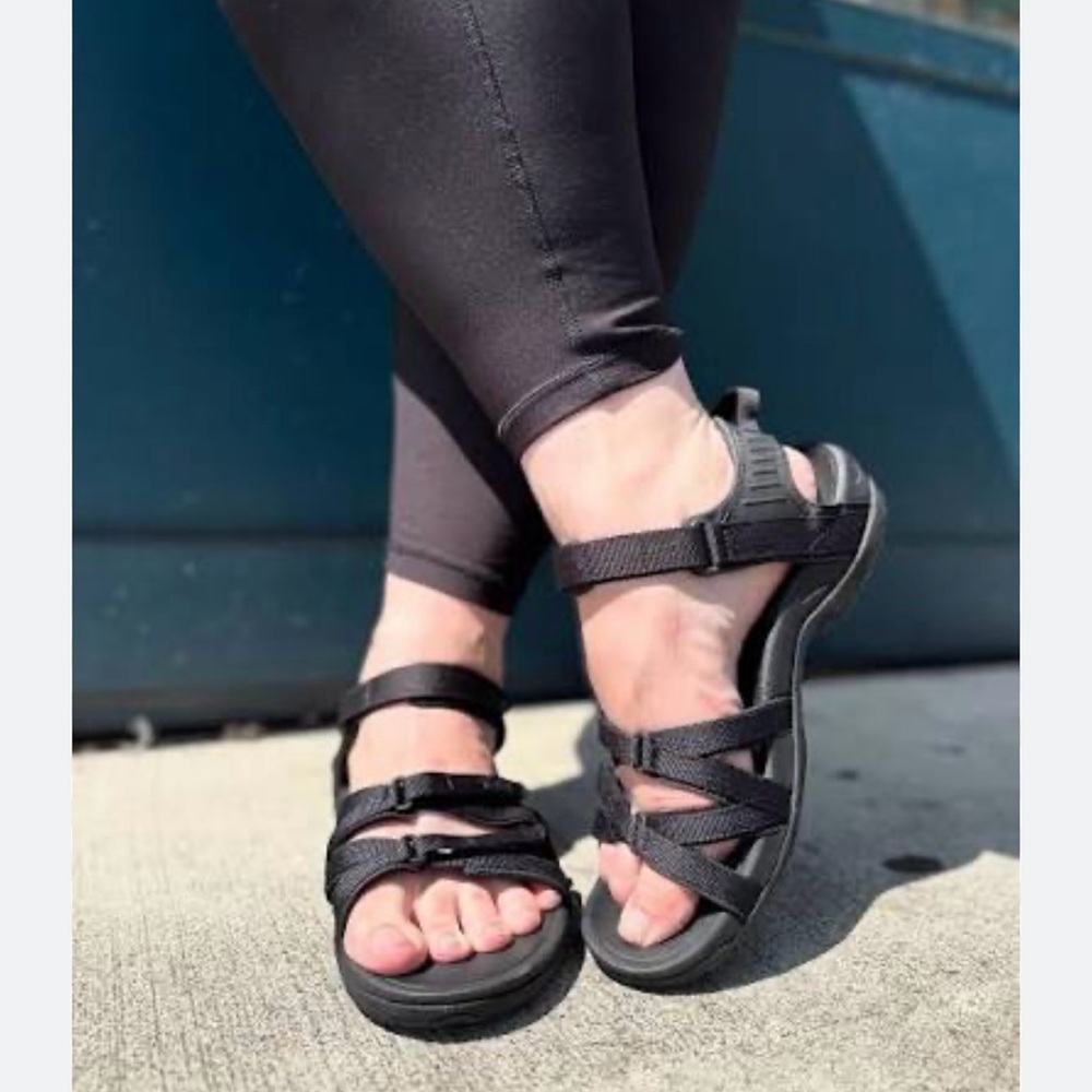Teva Tirra sandals in black in size 11